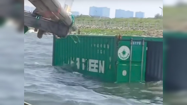 Peti kemas jatuh ke laut di Karawang. [Instagram]